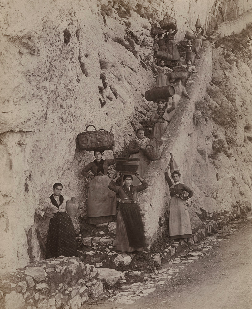 Giorgio Sommer - Women with Baskets, Jugs and Wine Casks on Capri