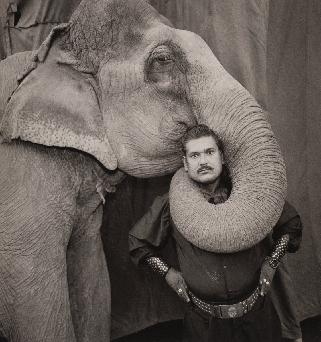Mary Ellen Mark - Ram Prakash Singer with His Elephant Shyama at the Golden Circus, Ahmedabad, India