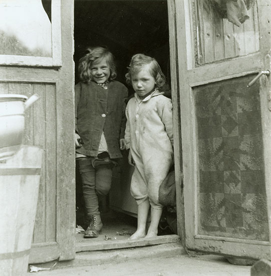 Tibor Honty - Children in Doorway (From the Trailers Cycle) Tibor Honty - Children in Doorway (From the Trailers Cycle)