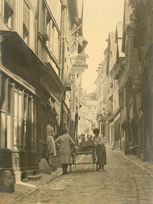 Geerts - Women on a Belgium Street