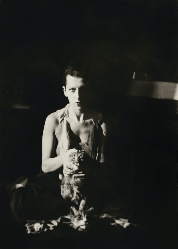 Claude Cahun. Autoportrait au chat, gelatin silver print, France, 1927. (Photo courtesy of Casa Museo Molinario Colombari)